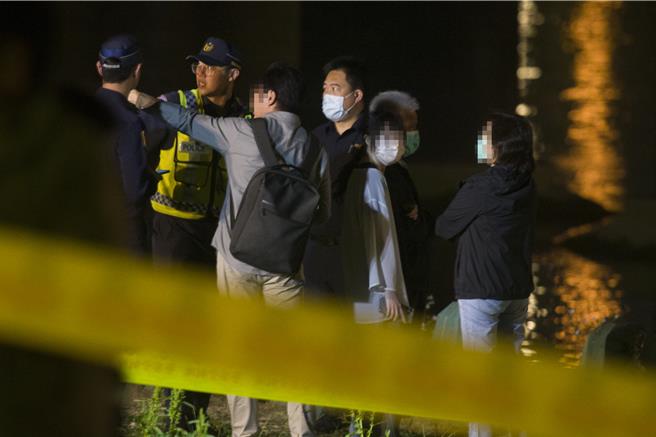 因夜深涨潮致使搜救过程更加困难，与现场焦急等待的家属沟通后，预计于上午8时30分继续搜寻。（杜宜谙摄）