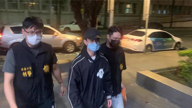 寶林茶室食安風暴真相未明，衛福部28日晚確認死者採到米酵菌酸後，檢方研判食材因汙染造成米酵菌酸，指揮信義分局依涉嫌人身分約談案發期間的代班胡姓廚師到案。警詢後，將他移送台北地檢署複訊，訊後不排除祭出強制處分。（圖賴佩璇攝影）