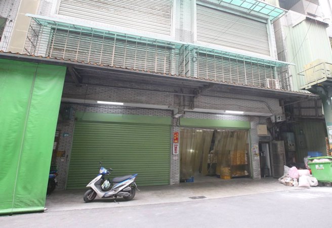 「宝林茶室」中毒案2名死者都吃了炒粿条，追踪「粄条」上游供货商，就在新北中和区的「大粄城食品」，卫生局前往稽查，发现他们连环境都有卫生缺失，要求全面停业，29日「大粄城食品」虽然停工但公司仍开门处理后续事宜。（赵双杰摄）