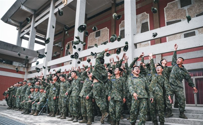首批1年义务役入伍结训了！「迷彩帽抛天」兴奋下部队。(青年日报提供)