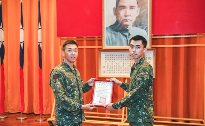 首批1年义务役入伍结训了！「迷彩帽抛天」兴奋下部队。(青年日报提供)