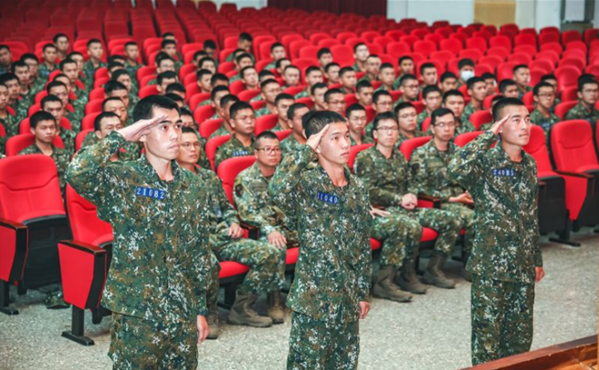 首批1年义务役入伍结训了！「迷彩帽抛天」兴奋下部队。(青年日报提供)