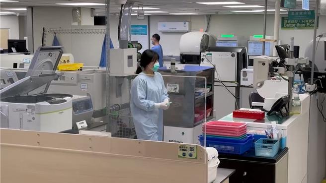 彰化基督教醫院設有20個左右的研究單位及檢驗室，都經常備妥比較重要或比危及致命的實驗標準品與試劑，其中就包括檢測米酵菌酸所需標準品。（孫英哲攝）