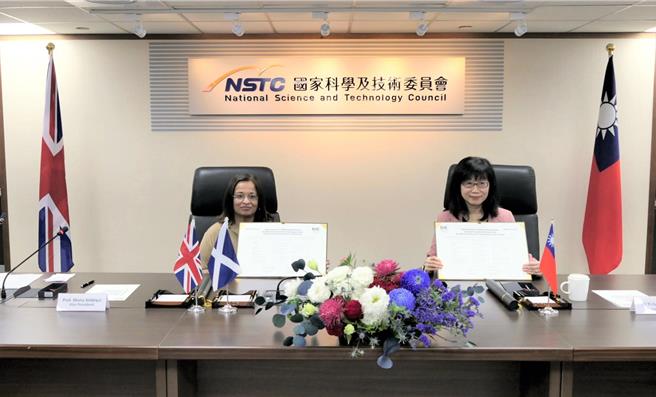 国科会副主委陈仪庄（右）与爱丁堡皇家学会（Royal Society of Edinburgh）副会长Mona Siddiqui（左）于台北代表续签合作协议。（国科会提供）