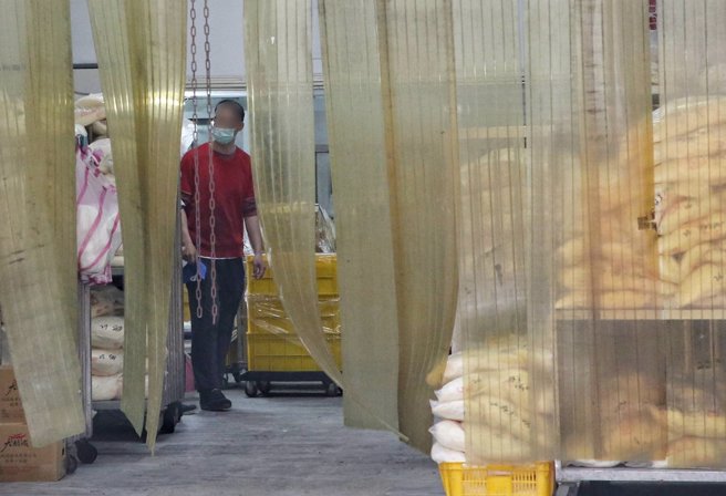 「宝林茶室」中毒案2名死者都吃了炒粿条，追踪「粄条」上游供货商，就在新北中和区的「大粄城食品」，卫生局前往稽查，发现他们连环境都有卫生缺失，要求全面停业，29日「大粄城食品」虽然停工但公司仍开门处理后续事宜。（赵双杰摄）