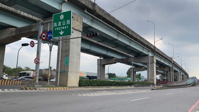 「成泰美」邻近国道一号，享有交通优势。（陈瑀伦摄）