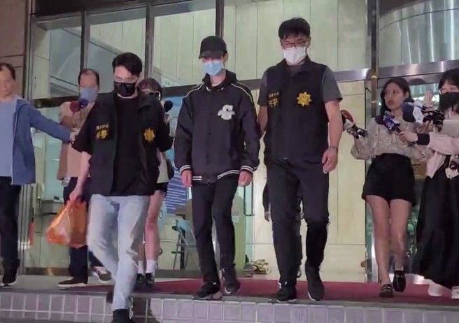 警方依涉嫌人身分約談25歲、越南籍代班胡姓廚師到案，以了解整個食材烹煮及進貨過程等細節。（圖／林郁平攝）