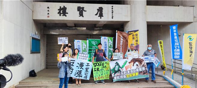 多个环团不满此提案29日赴立院抗议，2023年台电平均电价成本达4.1688元，但与此同时工业电价最低不到2元，台电亏损甚至还要政府补贴，政治人物却不断用民生阻挡电价调整，无疑是拿全民的纳税钱补贴用电大户。（林良齐摄）