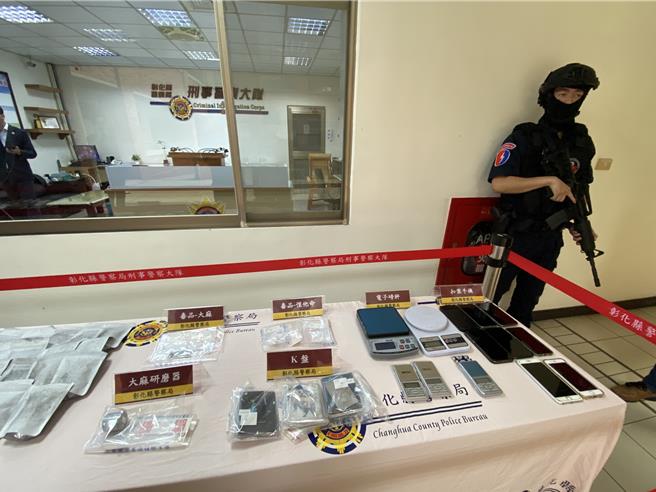 彰化县刑警大队日前持搜索票前往桃园市平镇区该处铁皮屋查缉，现场查扣毒品及大麻研磨器、菸草、磅秤及监视器主机1台等证物。（孙英哲摄）