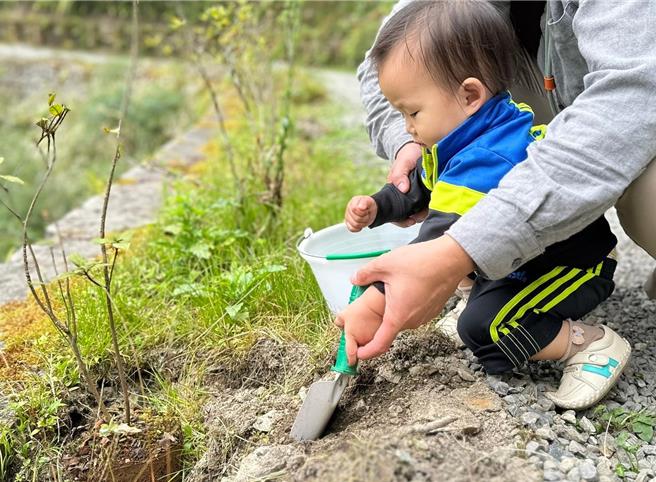 小小孩也参与种树活动。（农业部林业及自然保育署屏东分署提供／林雅惠传真）