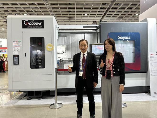 程泰集团旗下程泰机械今年主推具有绿色工具机标章的铣车五轴同动复合机，在2014台湾国际工具机展已接获订单，图左为程泰集团董事长杨德华、杨德华女儿程泰总经理杨舒涵。图／沈美幸