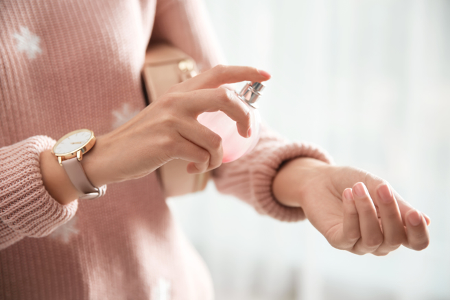 女同事突喷香水上班，他一闻秒勃起，引起网友热议。 （示意图：shutterstock／达志）
