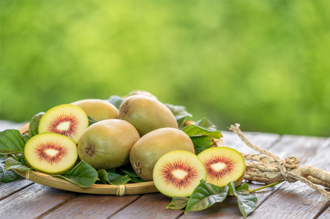 奇异果是许多人喜欢的水果之一，除了常见的绿色、黄色外，其实还有「红色」奇异果存在。（示意图：shutterstock／达志）