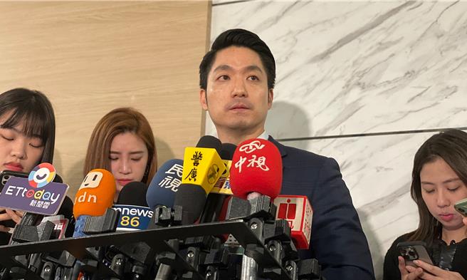 针对北市卫生局资讯有误一事，台北市长蒋万安（右二）29日缓颊，表示局长对鸿祈食品公司并非供应商而是中盘商；分店的营运状况卫生局也有做再次确认，针对未如实告知分店资讯一事，将会依食安法开罚。（丁上程摄）