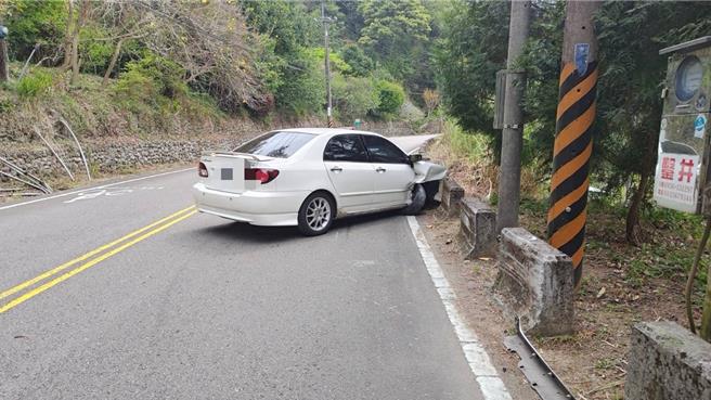 苗栗县卓兰镇游姓妇人驾驶返家疑精神不济自撞护栏，造成后座父亲伤重不治。（读者提供／谢明俊苗栗传真）