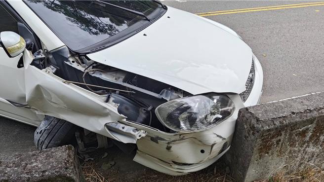 苗栗县卓兰镇游姓妇人驾驶返家疑精神不济自撞护栏，造成后座父亲伤重不治。（读者提供／谢明俊苗栗传真）