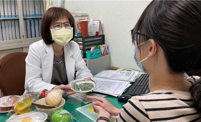 日本小林制药生产红麴保健食品，传出引发肾臟疾病疑虑，部立南投医院呼吁，红麴可改善胆固醇，但选购保健食品时，还是要谘询专业医师、营养师等，确保自身安全。（南投医院提供／王煌忠南投传真）