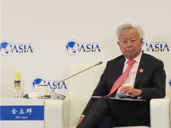 亞投行長金立群29日出席博鰲亞洲論壇2024年年會分論壇，聽到有專家呼籲讓更多銀行加入一帶一路項目，面露不悅，開始轉動手上的眼鏡盒。（朱紹聖攝）