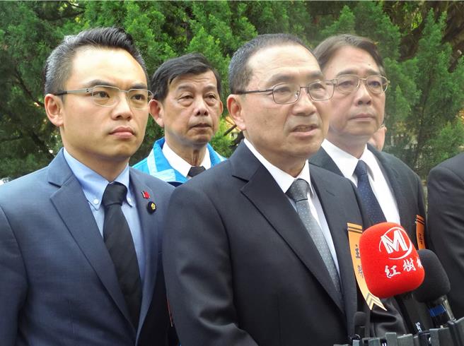 新北市长侯友宜（中）28日受访表示，新北市在第一时间就立即通报，并对粿条的厂商立即禁止贩售制造，如果业者违反规定，可以科以三百万的罚锾。（张铠乙摄）