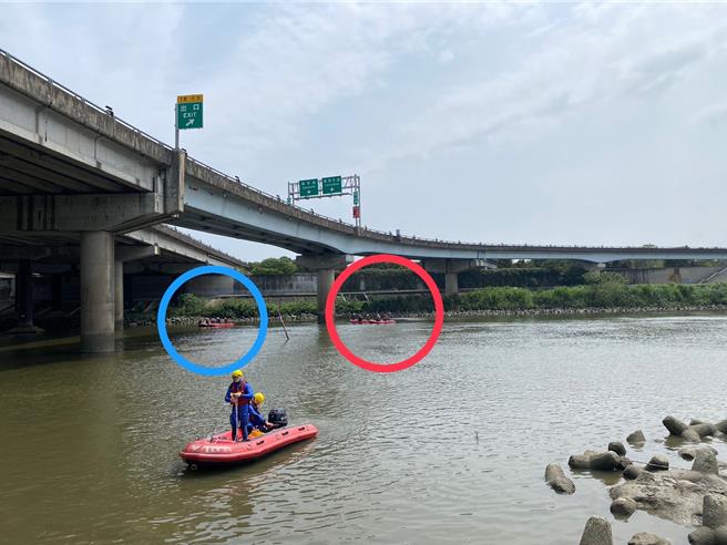 搜救人员上午11时许已找到坠河车辆，将用拖吊车将车吊到路上。（翻摄照片／林郁平台北传真）