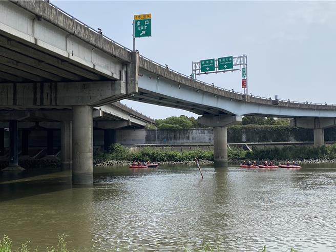 搜救人员上午11时许已找到坠河车辆，将用拖吊车将车吊到路上。（翻摄照片／林郁平台北传真）