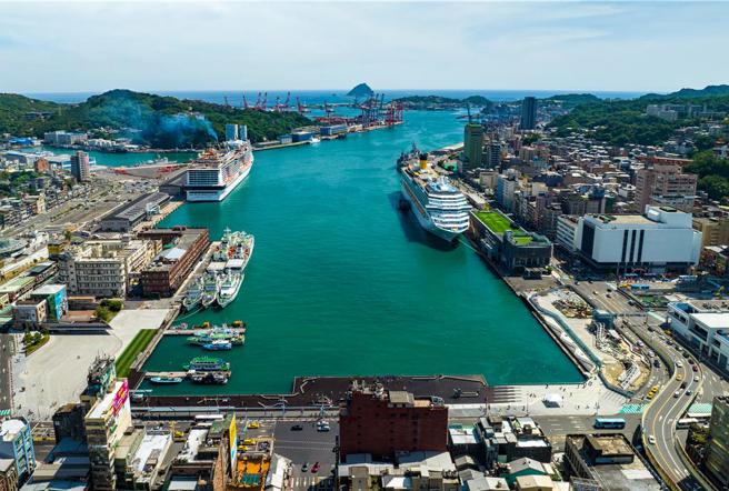 地中海荣耀号及歌诗达莎伦娜号双轮靠泊基隆港。图／港务公司提供