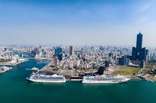 挪威宝石及里维拉双轮靠泊高雄港的画面。图／港务公司提供