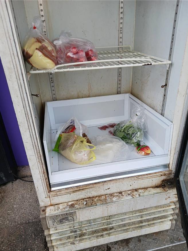 爱心冰箱昔日正常运作时，常有民眾与商家提供肉品、蔬果及饮料。（民眾提供／宝智华台南传真）