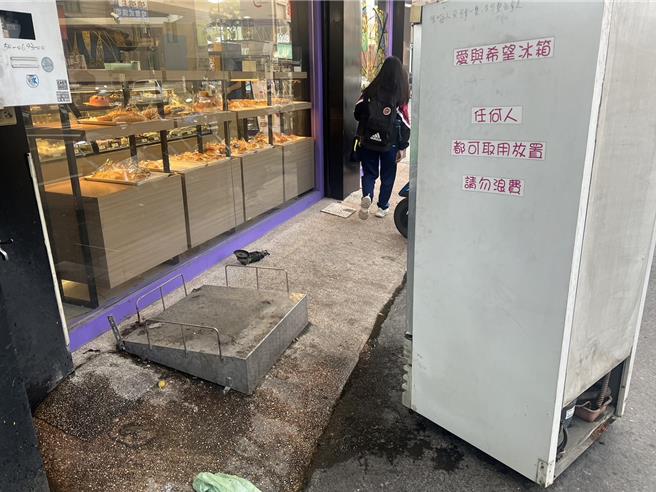 詹老板决定搬走爱心冰箱，还周遭店家一个清静。（民眾提供／宝智华台南传真）