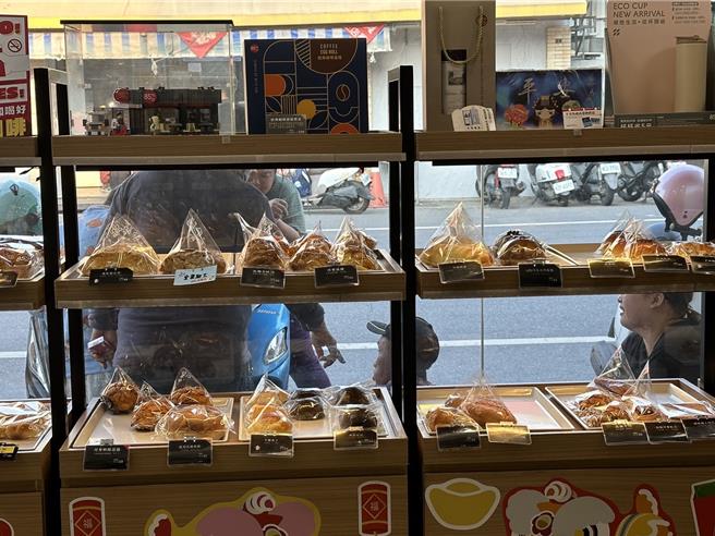 从85度C店内可以看到整天有人在爱心冰箱旁守候。（民眾提供／宝智华台南传真）