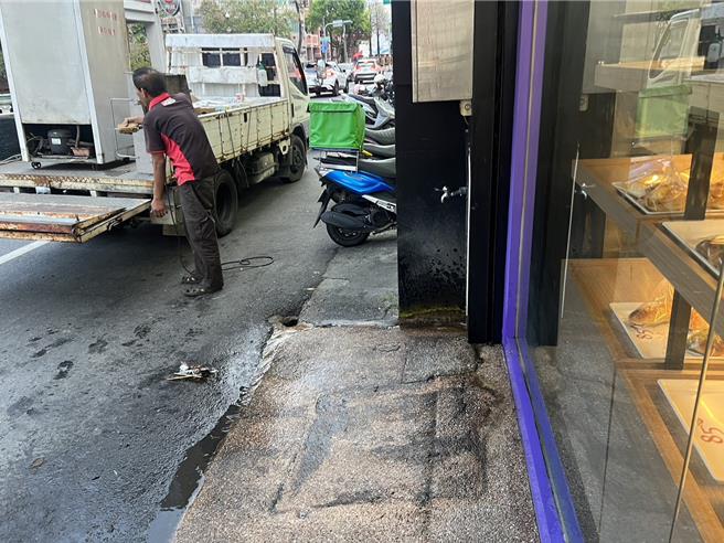 爱心冰箱搬上货车，地上露出8年服务社会留下的痕迹。（民眾提供／宝智华台南传真）