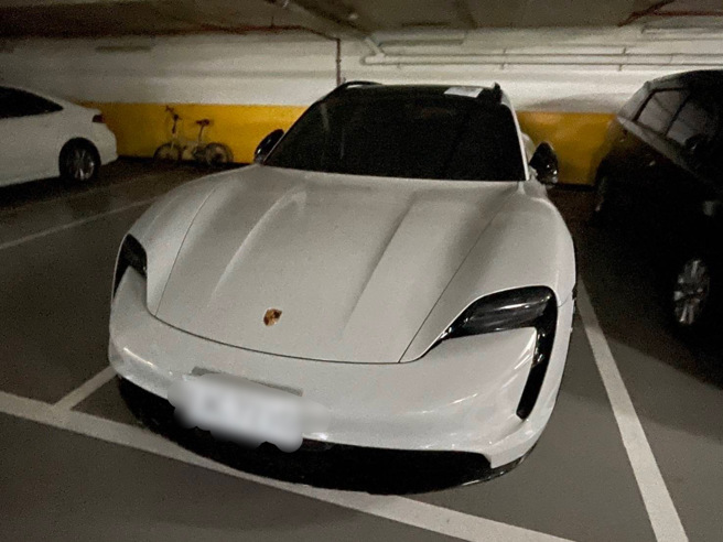 警方查扣名车法拉利。(叶庭欣/翻摄)