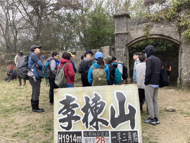 新竹縣文化局近日邀集相關單位專家學者，實地現勘該縣定古蹟李崠隘勇監督所，針對古堡的管理維護討論合宜處理方式。（新竹縣府提供／邱立雅竹縣傳真）