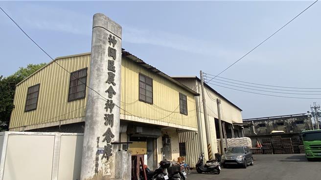 神冈农会公粮仓库年久失修，易使稻谷受潮变质。（陈淑娥摄）