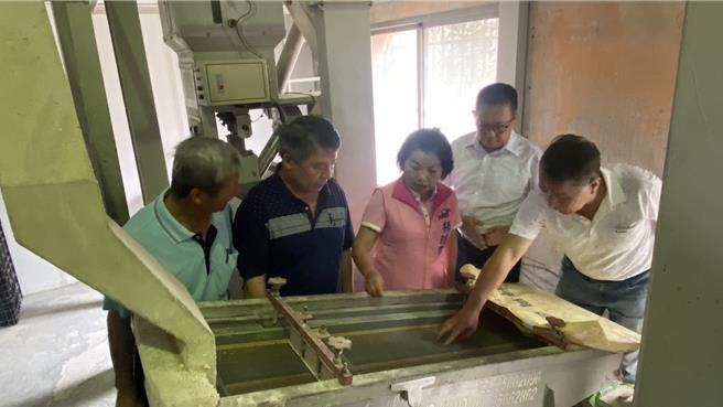 神冈农会碾米机已建置超过20年，亟需汰旧换新，立委杨琼璎29日现勘。（陈淑娥摄）