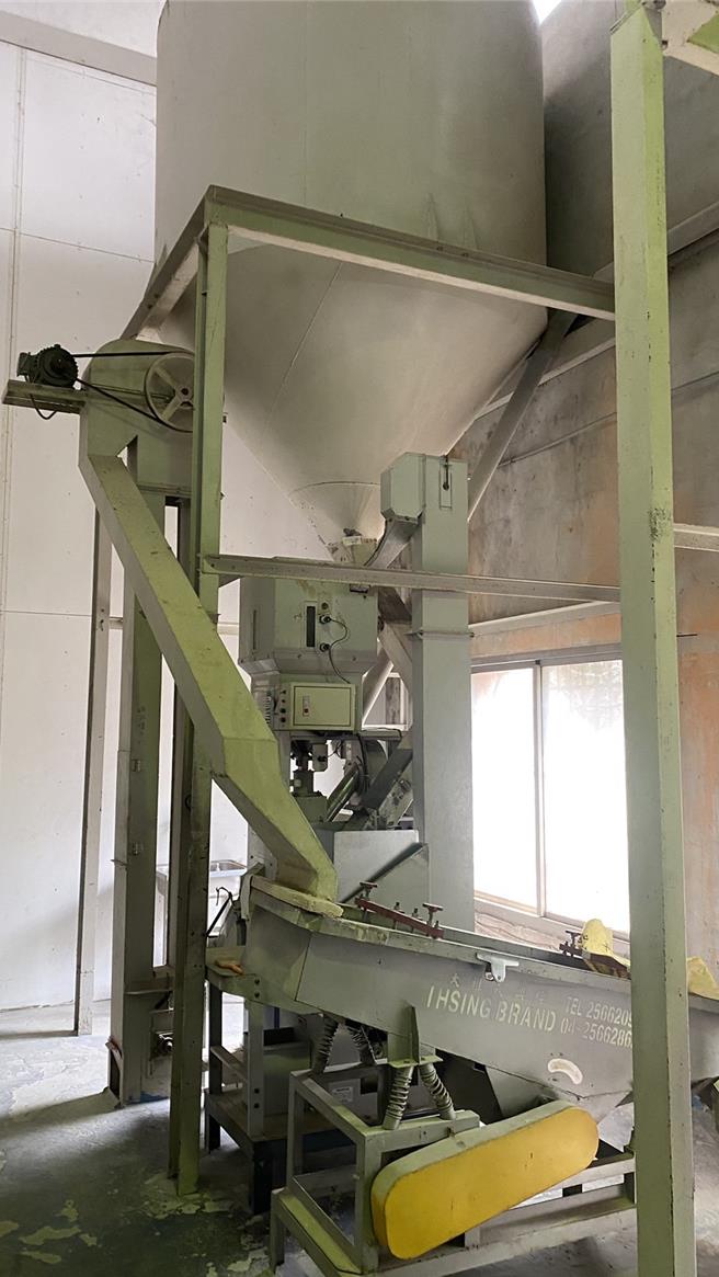 神冈农会碾米机已建置超过20年，亟需汰旧换新，立委杨琼璎29日现勘。（陈淑娥摄）