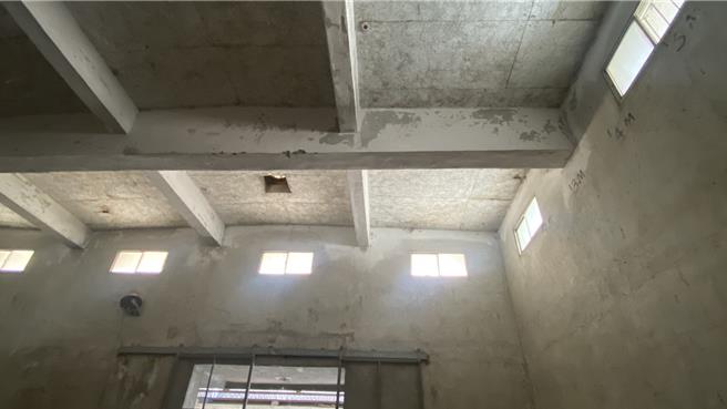 神冈农会公粮仓库年久失修，易使稻谷受潮变质。（陈淑娥摄）