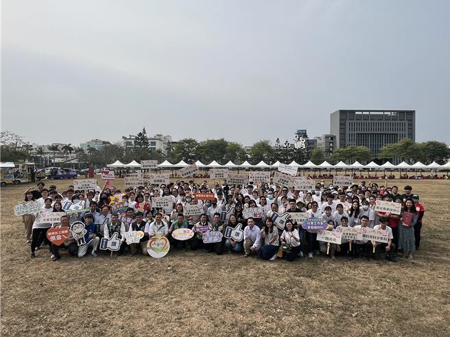 台南市政府社會局提前於29日首度舉辦社工大會師，為辛苦的社工人員加油、打氣，吸引公私單位網絡300名社工師參與。（洪榮志攝）