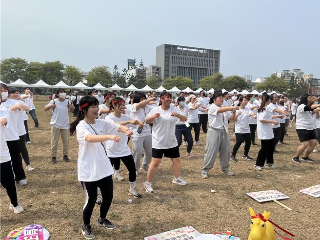 台南市政府社會局提前於29日首度舉辦社工大會師，為辛苦的社工人員加油、打氣，吸引公私單位網絡300名社工師參與。（洪榮志攝）