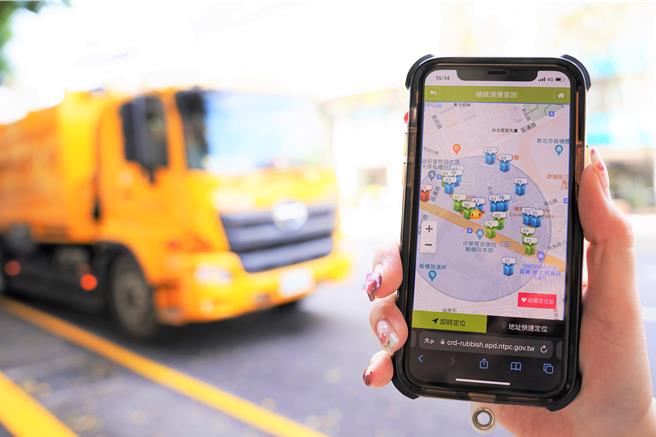 民眾可以上「新北乐圾车」网站查询垃圾车即时动态，免去等垃圾车或追垃圾车的困扰。（新北市环保局提供）