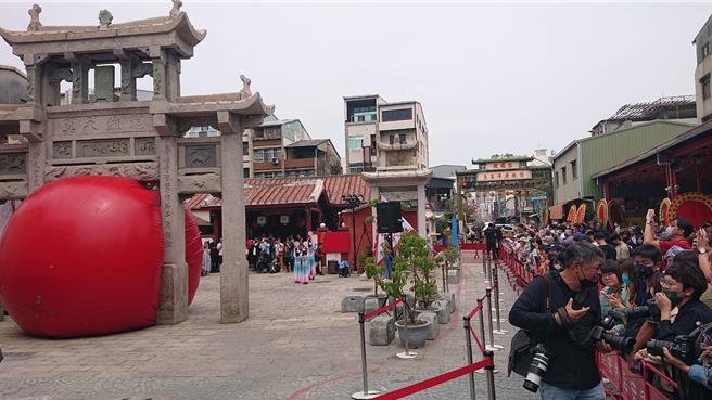 美国艺术家Kurt Perschke发起的红球计画，经过20几年在全球40多个城市展出，29日现身台南，开幕首站塞在接官亭，涌现近千民眾排队等拍照。（程炳璋摄）