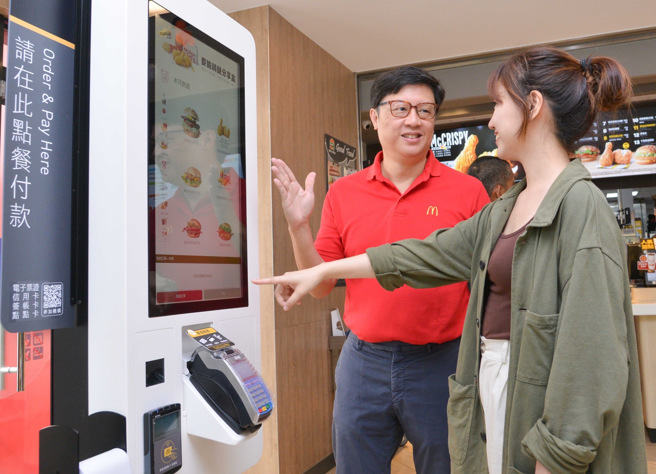李昌霖精心規劃，打造一個讓顧客「嘴巴在吃、耳朵也在聽」的用餐環境。（台灣麥當勞提供）