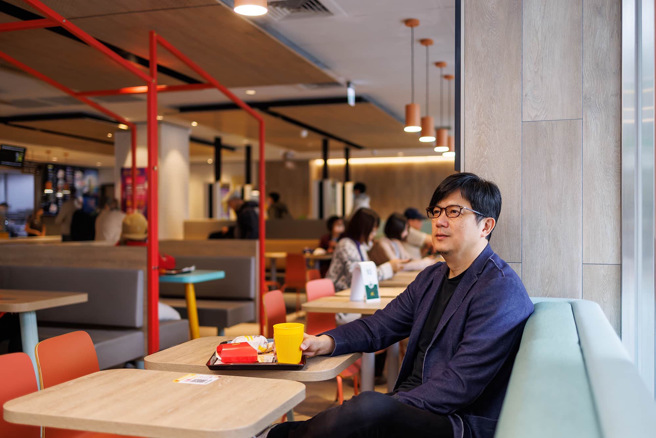 麥當勞找來三金製作人侯志堅，為餐廳設計不斷電歌單。（台灣麥當勞提供）