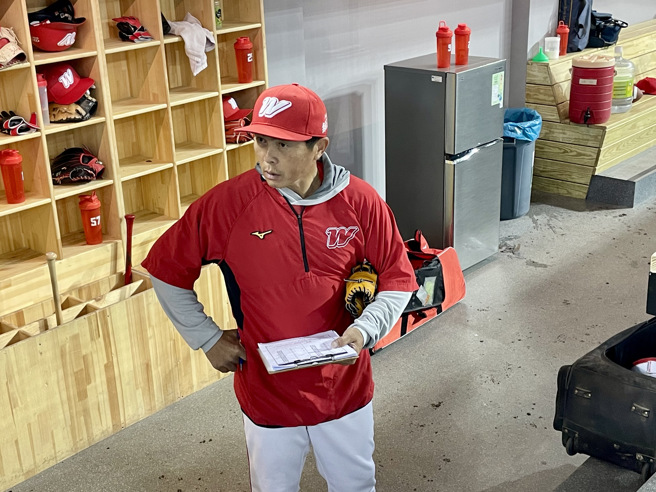 味全龍總教練葉君璋拿著開季一軍名單思考到最後一刻。（毛琬婷攝）