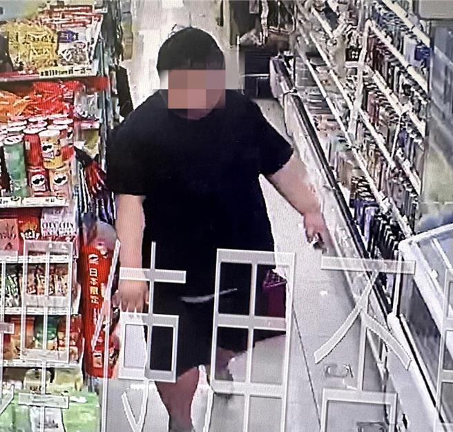 謝男體重達174公斤，目標明顯，警方很快鎖定他及另名30歲施姓男子涉嫌重大。（高雄市警方提供／林雅惠傳真） 