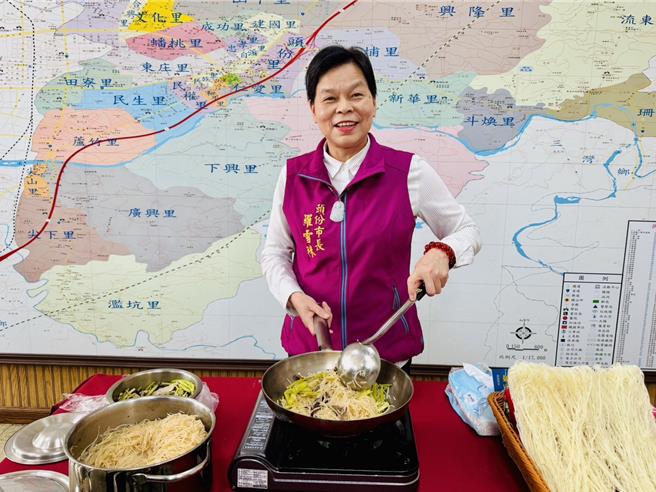 头份市四月八妈祖遶境即将登场，头份市长罗雪珠大秀客家炒米粉美食。（读者提供／谢明俊苗栗传真）