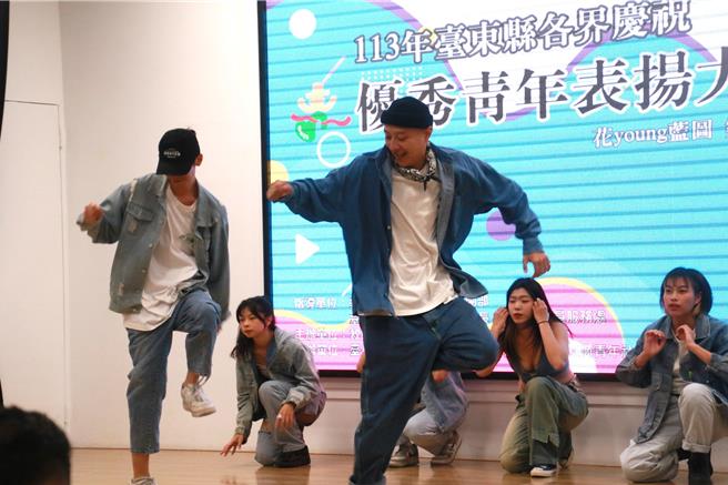 台東縣青年節社會暨學校優秀青年表揚大會29日在台東縣府舉行，蔡仁豪（中）領軍的KEEP DANCE STUDIO開場表演。（台東縣府提供／蔡旻妤台東傳真）