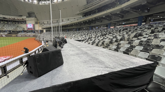 味全龙因应开幕战应援团人数较多，加大台北大巨蛋内野应援舞台。（毛琬婷摄）