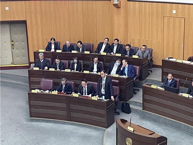 兒童虐待案件議題延燒不斷，桃園市議員29日在桃園市議會中指出桃園市社工量能不足、監管雲遲遲尚未建置等問題。（姜霏攝）