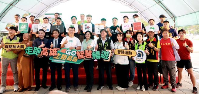 侯局長與跑團、運動中心、佛光山等貴賓合影，揭開活動序幕。（圖片來源：高雄市運動發展局提供）